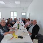 Tout le monde à table